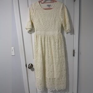 Crème lace dress